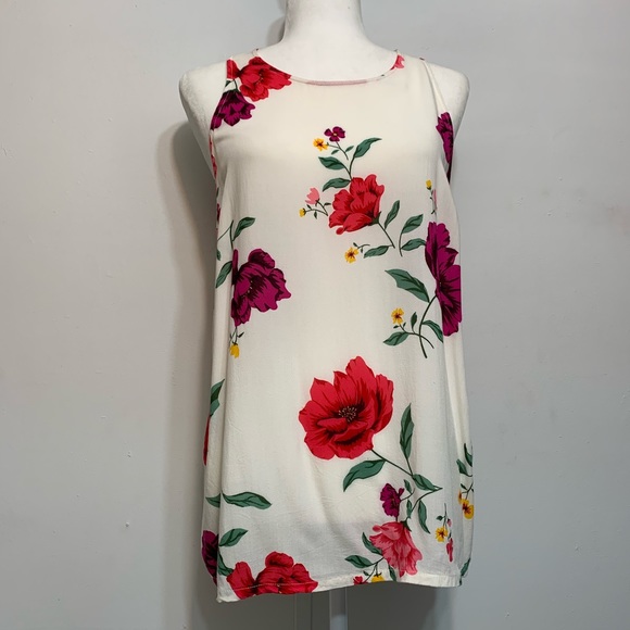 Sleeveless white floral top. Light and breezy - Picture 2 of 5